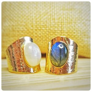 Iris, bague large, dorée avec labradorite ou pierre de lune