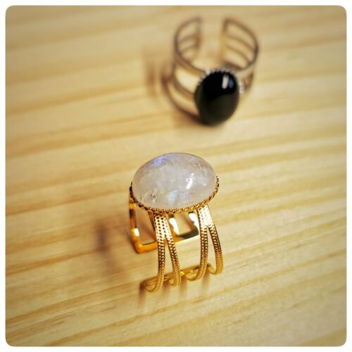 Quattro, bague argentée et, ici, pierre de lune