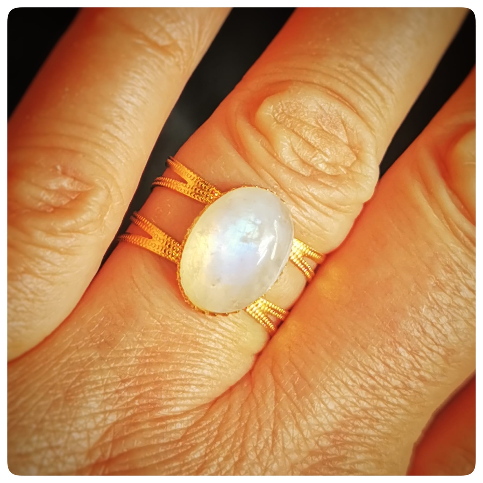 Quattro, bague argentée et, ici, pierre de lune, portée