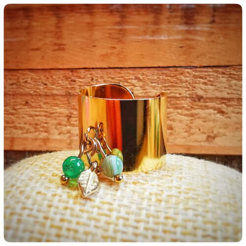 Bague large dorée avec breloques, perles vertes et feuille – modèle Swing par Oban Bijoux