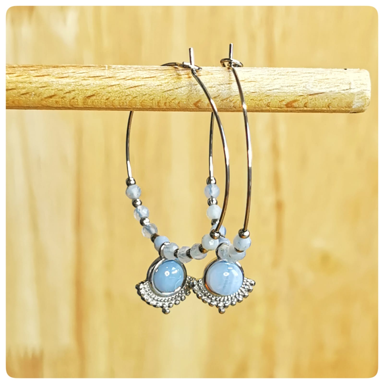 Créoles Joséphine bleues - cabochon bleu et perles facettées sur anneau fin, vue d'ensemble