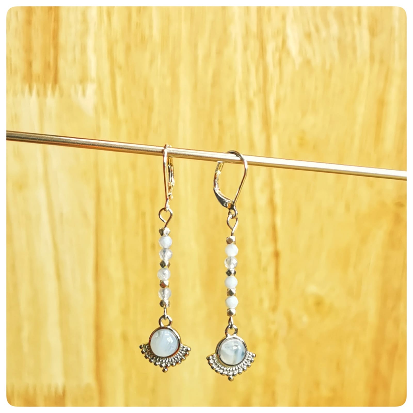 Dormeuses Joséphine bleues suspendues sur barre de bois - cabochon bleu et intercalaires métalliques.