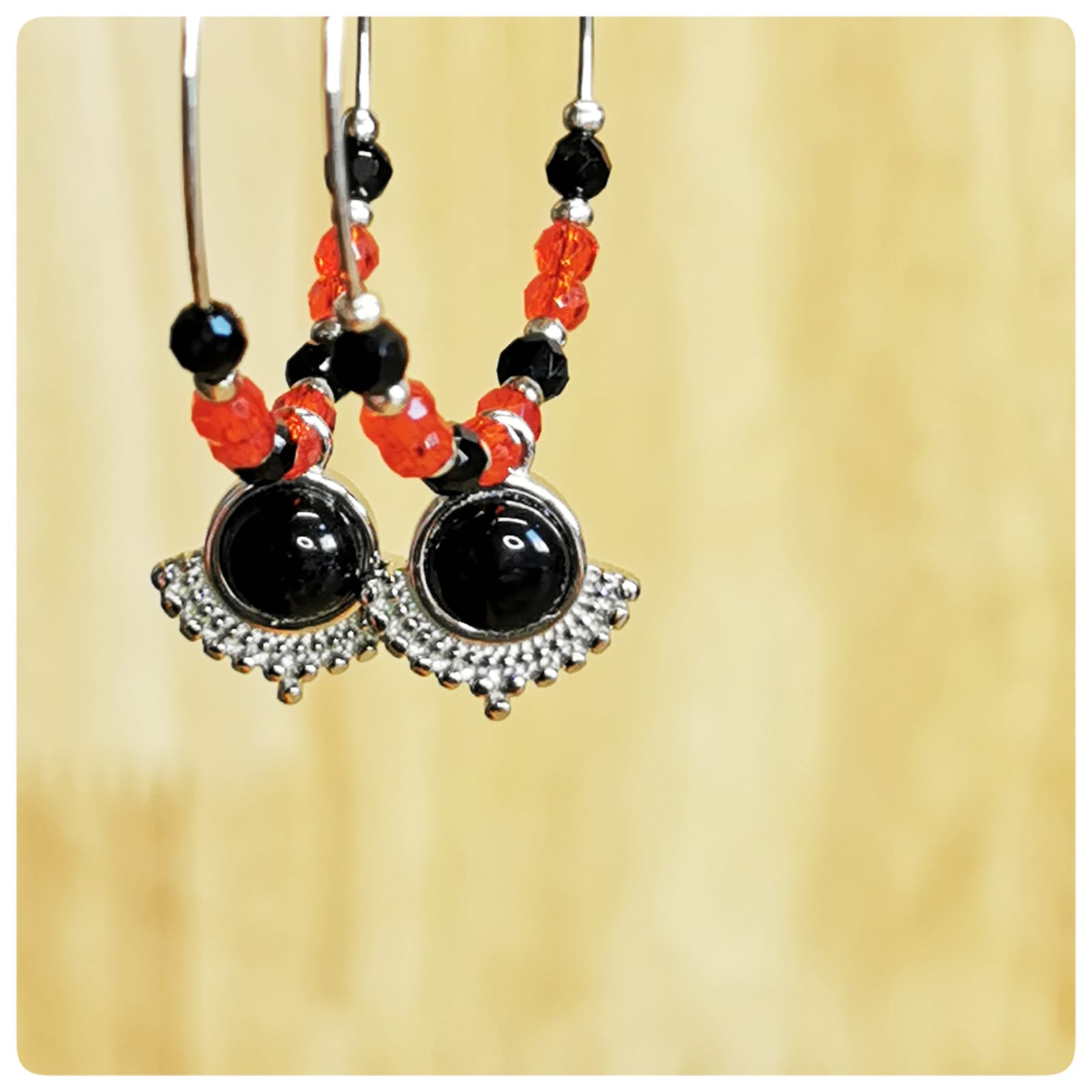 Créoles Joséphine rouge/noir - cabochon noir, perles rouges et noires, style rétro chic.