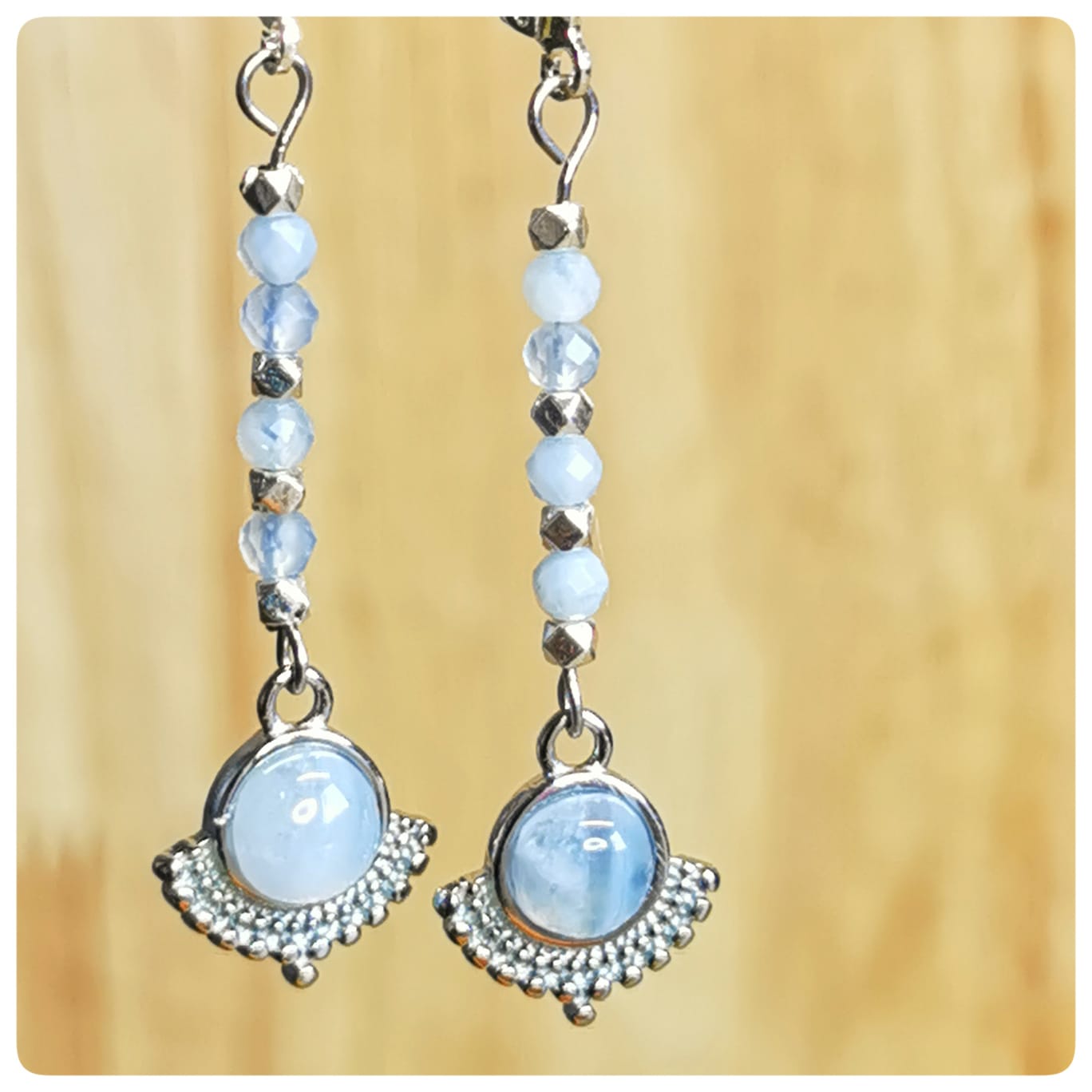 Détail Joséphine bleu - gros plan sur cabochon bleu et motif éventail perlé.