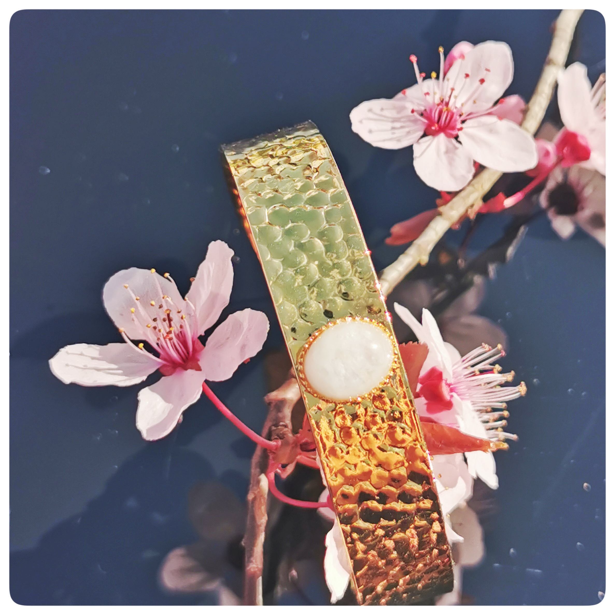 Bracelet doré martelé avec pierre de lune ovale 10x8 mm.