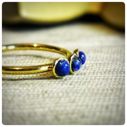 Bague dorée avec cabochons lapis lazuli